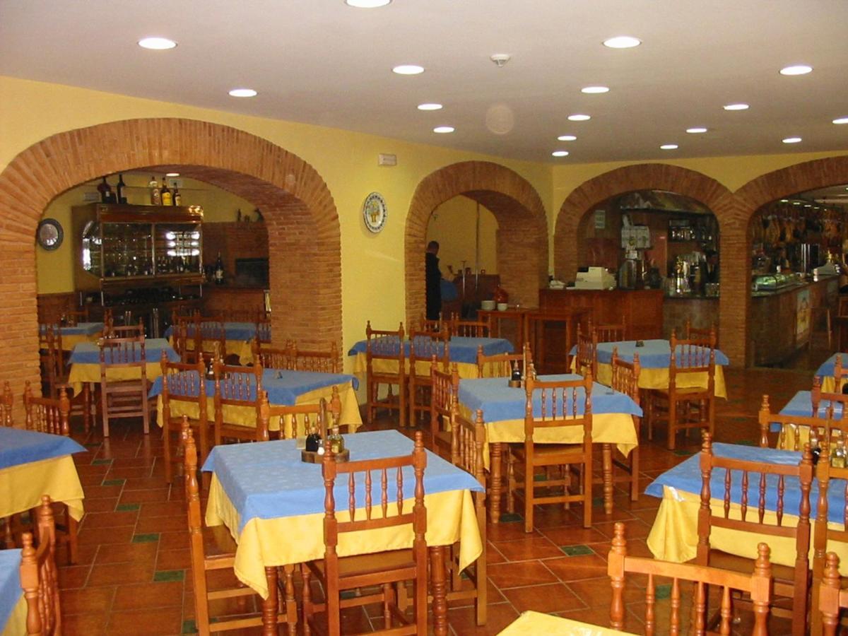 Hostal-Restaurante El Paisano Guadalema de los Quinteros 外观 照片